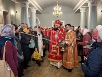 Епископ Митрофан возглавил богослужение Святой Пасхи